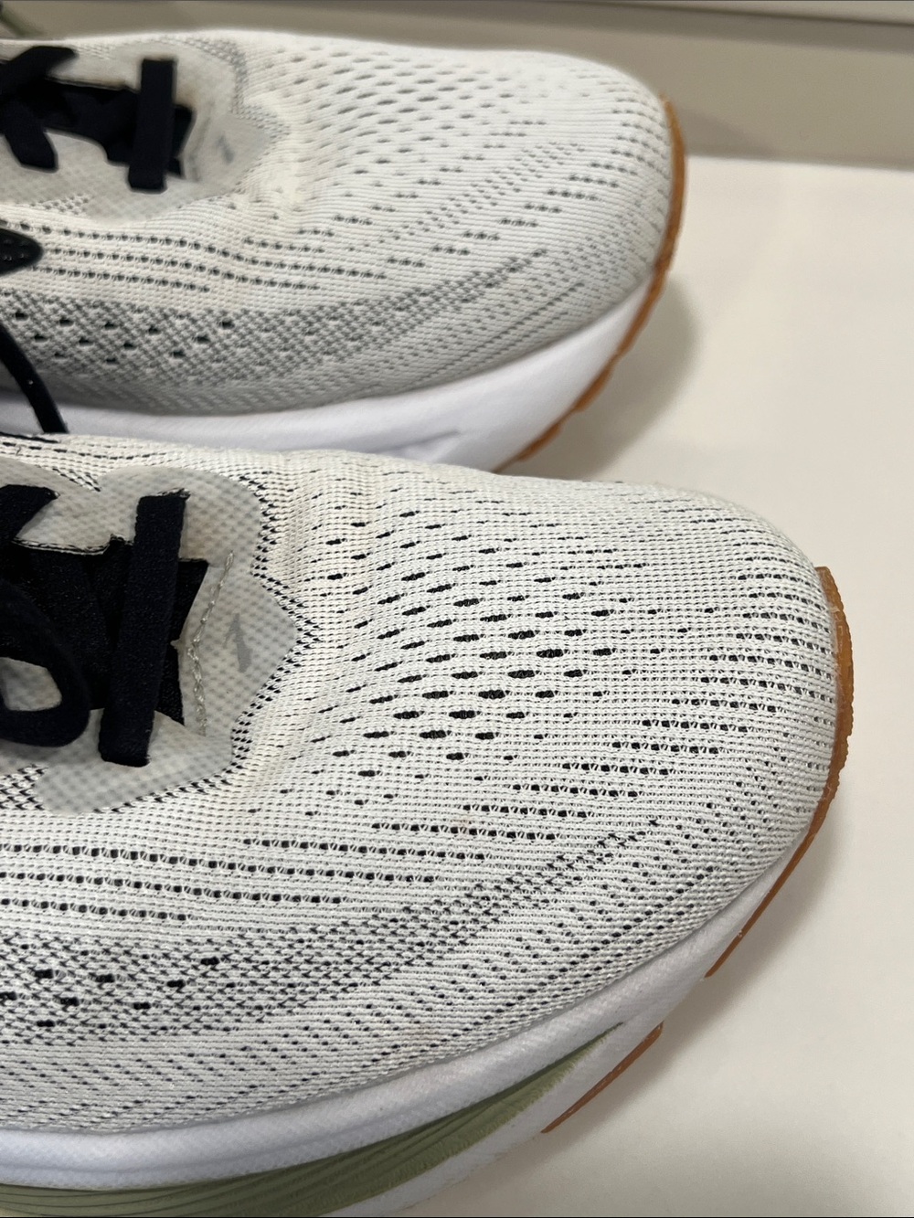 Brooks White and Black Mesh Running Sneakers size 8 - Picture 3 of 8